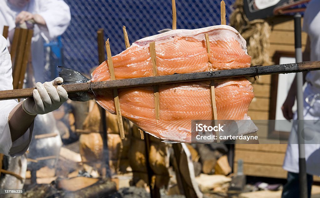 Saumon fumé sur un feu de camp - Photo de Chef cuisinier libre de droits