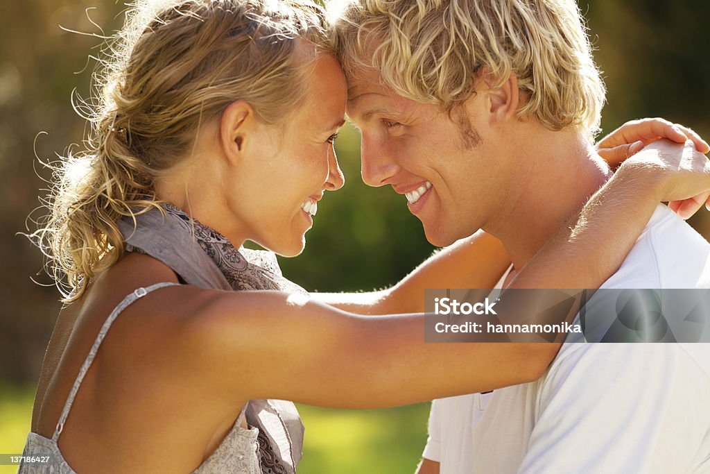 Feliz pareja joven - Foto de stock de 20 a 29 años libre de derechos