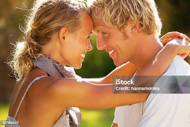 행복한 젊은 커플입니다 20-24세에 대한 스톡 사진 및 기타 이미지 - 20-24세, 20-29세, 25-29세