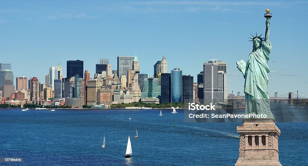 Estatua de la libertad y la ciudad de Nueva York - Foto de stock de Estatua de la Libertad libre de derechos