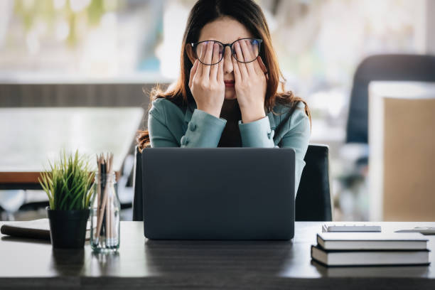 concetto di sindrome da burnout. business woman si sente a disagio a lavorare. che è causato dallo stress, accumulato da un lavoro infruttuoso e meno corpo a riposo. consulta uno psichiatra specializzato. - scomodo foto e immagini stock