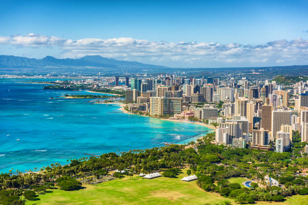 vista de la ciudad de honolulu desde el mirador de diamond head, fondo del paisaje de la playa de waikiki. viaje a hawái. - hawaii islands oahu waikiki diamond head fotografías e imágenes de stock