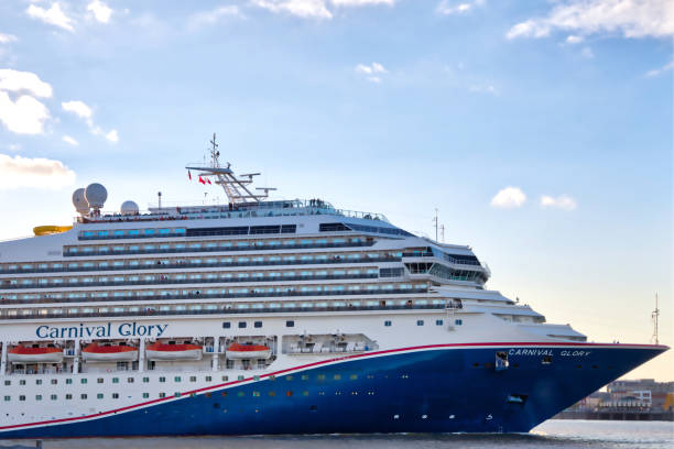 carnival glory cruise ship on mississippi river, new orleans - rio carnival fotos imagens e fotografias de stock