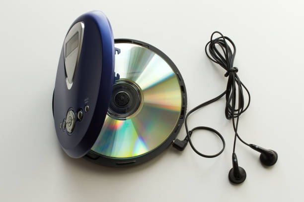 lettore cd vintage con cuffie su sfondo bianco. tecnologia vintage degli anni '90. - cd player foto e immagini stock