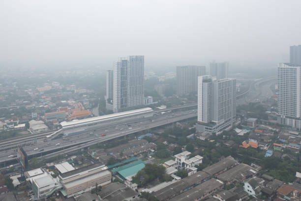 タイのバンコクダウンタウンスカイラインの高速道路道路の航空写真。アジア都市都市の金融街とビジネスセンター。霧が出る超高層ビル。大気汚染pm2.5 - air transport building ストックフォトと画像