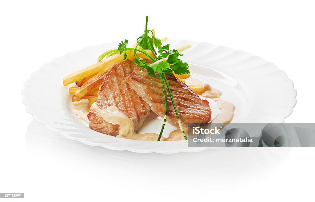 Recién a la parrilla, bistec con papas fritas, perejil y tomates - Foto de stock de Alimento libre de derechos