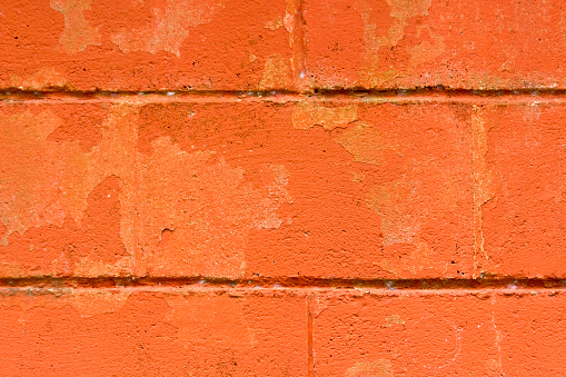 Pared de ladrillo pintada de naranja, fotograma completo. photo