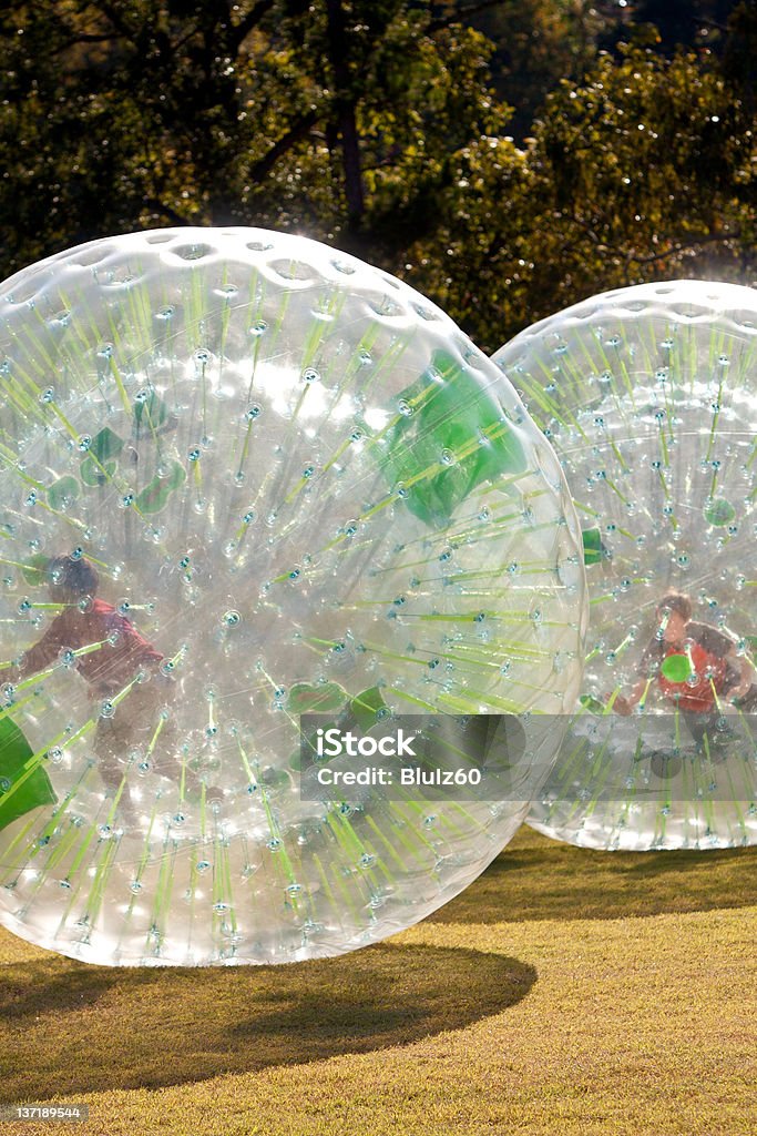 お子様のある大きなプラスチックボールの内側から - ゾービングをするのロイヤリティフリーストックフォト