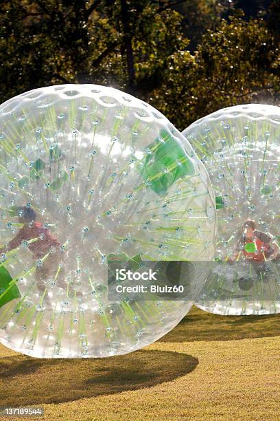 お子様のある大きなプラスチックボールの内側から - ゾービングをするのストックフォトや画像を多数ご用意 - ゾービングをする, プラスチック, 人物なし