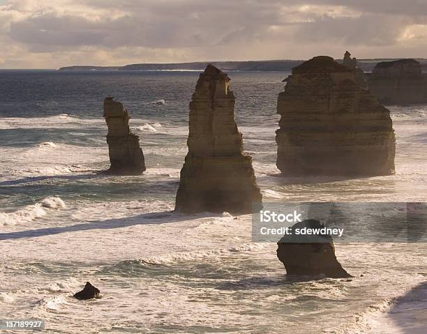 Dodici Apostoli - Fotografie stock e altre immagini di Acqua - Acqua, Ambientazione esterna, Andare giù