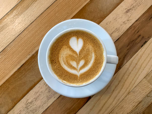 une tasse de café au lait sur une table en bois - 2655 photos et images de collection