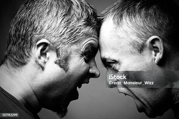 Dos Hombres En Confrontación Foto de stock y más banco de imágenes de Cara a cara - Cara a cara, Enfado, Amenaza y acoso