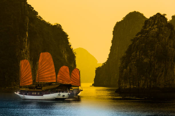 Ha Long Bay in Vietnam seascape gulf of tonkin stock pictures, royalty-free photos & images