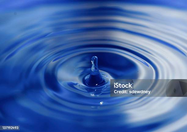 Water Drop — стоковые фотографии и другие картинки Абстрактный - Абстрактный, Без усилий, Бирюзовый