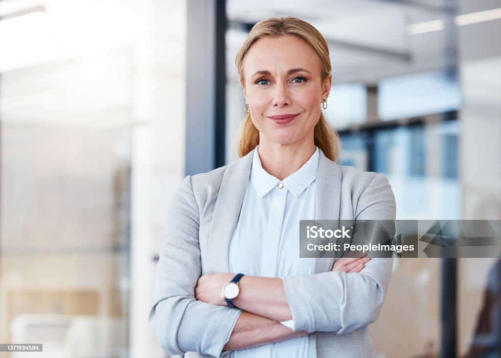 Porträt einer selbstbewussten, reifen Geschäftsfrau, die in einem modernen Büro arbeitet - Lizenzfrei Frauen Stock-Foto