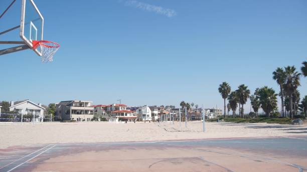 basketballplatz mit korb, netz und backboard für basketballspiel am strand. - basketball basketball hoop california southern california stock-fotos und bilder