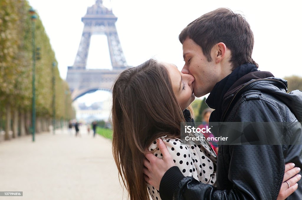 ロマンチックな若いカップルのキスには、エッフェル塔、パリで - 2人のロイヤリティフリーストックフォト