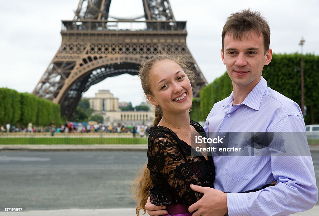 Feliz Casal romântico em Paris, perto da Torre Eiffel - Royalty-free Abraçar Foto de stock