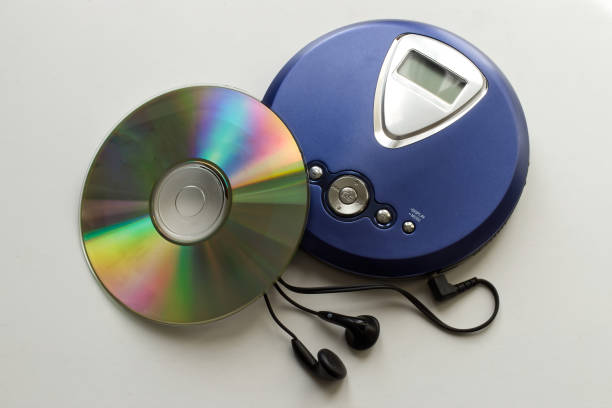 vintage-cd-player mit isolierten kopfhörern auf weißem hintergrund. vintage technologie aus den 90er jahren. - cd rom stock-fotos und bilder
