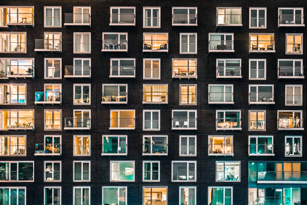 la luz en un apartamento por la noche - high rise apartments fotografías e imágenes de stock