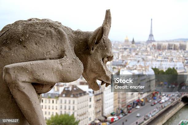 Zbliżenie Z Gargulec Na Notre Dame De Paris - zdjęcia stockowe i więcej obrazów Architektura - Architektura, Bez ludzi, Chimera
