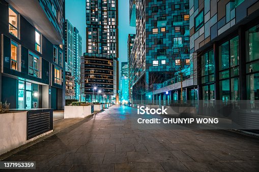 istock Residential street in Isle of Dogs at night 1371953359