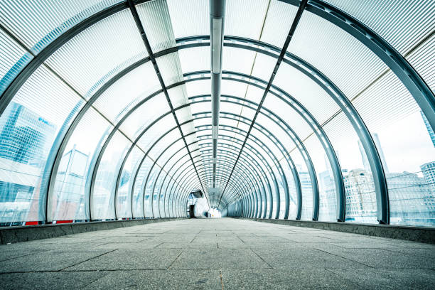 passarela de pedestres túnel poplar em londres - canary wharf railway station - fotografias e filmes do acervo