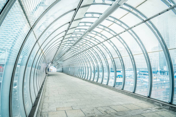 ponte pedonale del tunnel pedonale a londra - london england vanishing point underground diminishing perspective foto e immagini stock