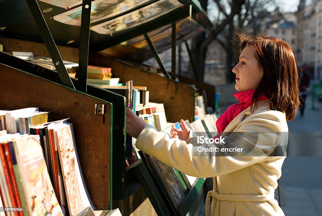 Mulher bonita em Paris Seleccionar um livro - Royalty-free Paris - França Foto de stock