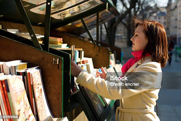 Красивая Женщина В Париже Выборе Книги — стоковые фотографии и другие картинки Париж - Франция - Париж - Франция, Река Сена, Уличный рынок