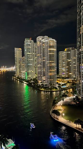 brickell miami à noite - miami florida night florida skyline - fotografias e filmes do acervo