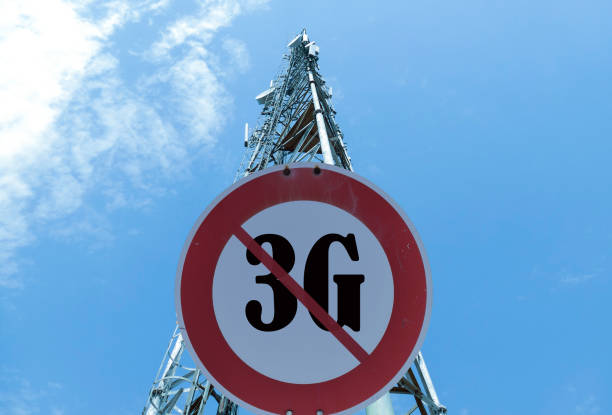 иллюстрация конца жизни мобильных сетей 3-го поколения или 3g-сотовой связи. дорожный знак с текстом 3g против вышки сотовой связи в сельской � - 3g стоковые фото и изображения