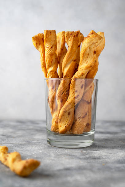 palitos de pan de queso con queso en vaso, snack food - twist baile fotografías e imágenes de stock