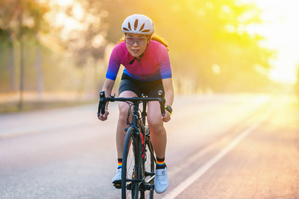 ciclista montando en bicicleta en la carrera de la mañana - cycle racing fotograf�ías e imágenes de stock