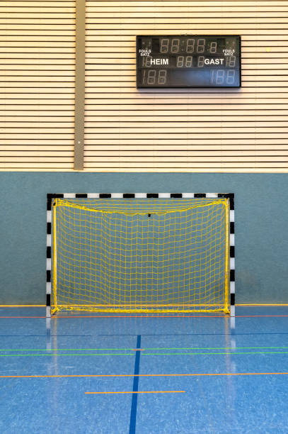 moderno pabellón deportivo con gol de balonmano y marcador en idioma alemán con las palabras casa e invitado - school gymnasium parquet floor sport empty fotografías e imágenes de stock