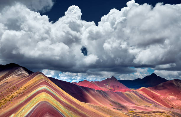 la montaña arco iris o vinicunca es una montaña en los andes del perú. - provincia de cuzco fotografías e imágenes de stock