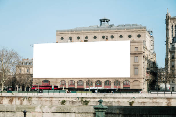 outdoor em branco em uma fachada de prédio - billboard advertisement built structure urban scene - fotografias e filmes do acervo
