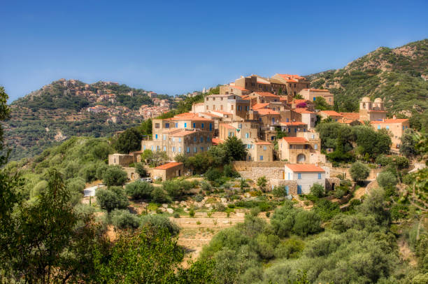 le beau village de pigna dans la région de balgane en haute-corse, corse, france - balagne photos et images de collection