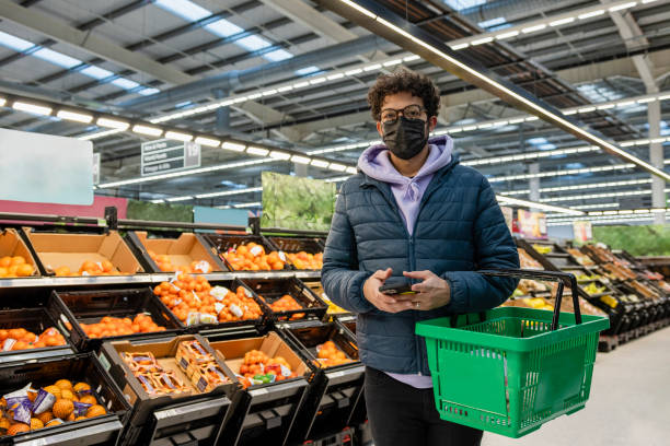 istock Shopping Safely During the Pandemic 1371981354