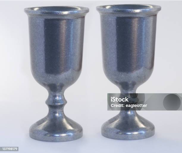 Due Peltro Chalices - Fotografie stock e altre immagini di Abilità - Abilità, Argentato, Bibita