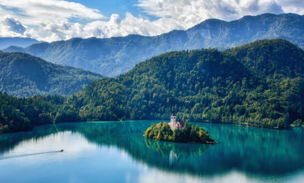 iglesia de peregrinación de la asunción de maría en el lago de bled, eslovenia - cordillera karavanke fotografías e imágenes de stock