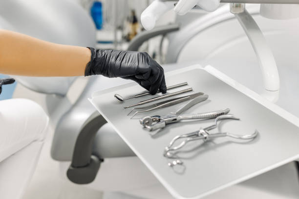 健康診断中にトレイから歯科器具を取る黒い手袋の女性医師の手のクローズアップ。歯のケアと治療の概念、専門の医用医院 - caucasian cavity clinic color image ストックフォトと画像