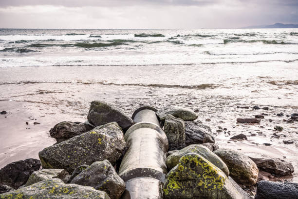 grande tubo di acqua piovana al mare - wave sea storm water foto e immagini stock