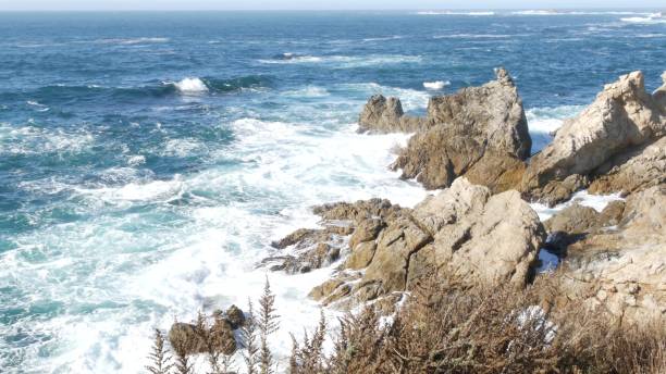 peñasco rocoso de acantilado, playa oceánica, point lobos, costa de california. olas rompiendo. - point lobos state reserve big sur california beach fotografías e imágenes de stock