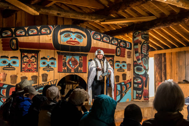 guide discusses tlingit heritage at the jilkaat kwaan heritage center at klukwan near haines, alaska, usa. - haines imagens e fotografias de stock