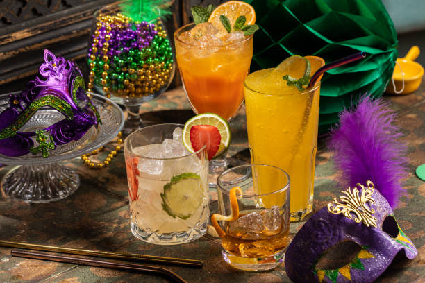 alcoholic cocktails, mardi gras decoration on dark background - mardi gras fotos imagens e fotografias de stock