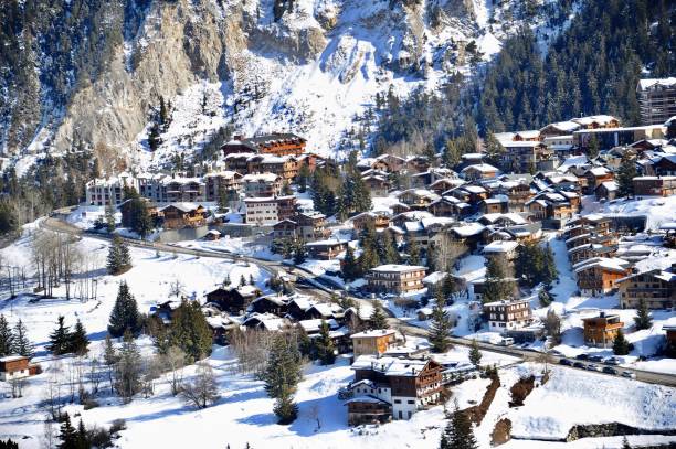 villaggio invernale sulle alpi francesi in inverno - provenza alpi foto e immagini stock