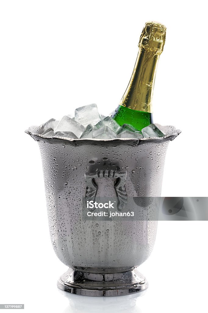 Бутылка шампанского на льду - Стоковые фото Шампанское роялти-фри