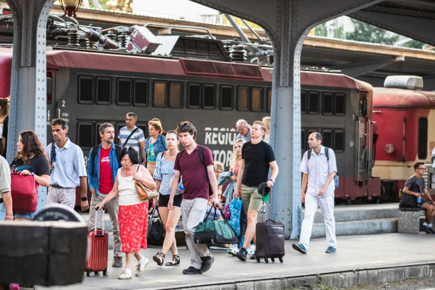 viaggiatori e pendolari in attesa di un treno sulla piattaforma ferroviaria della stazione ferroviaria di bucarest nord (gara de nord bucharest) a bucarest, romania, 2022 - cfr foto e immagini stock