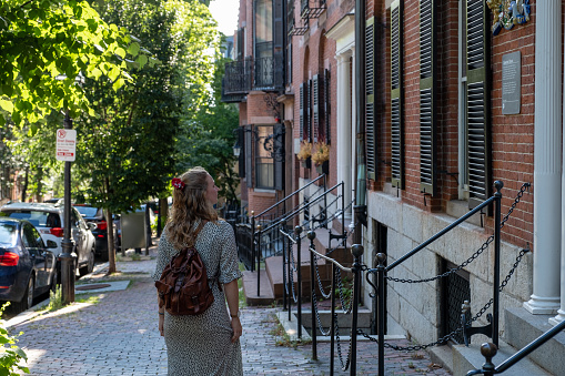 Joven adulto caminando por las calles de Boston photo